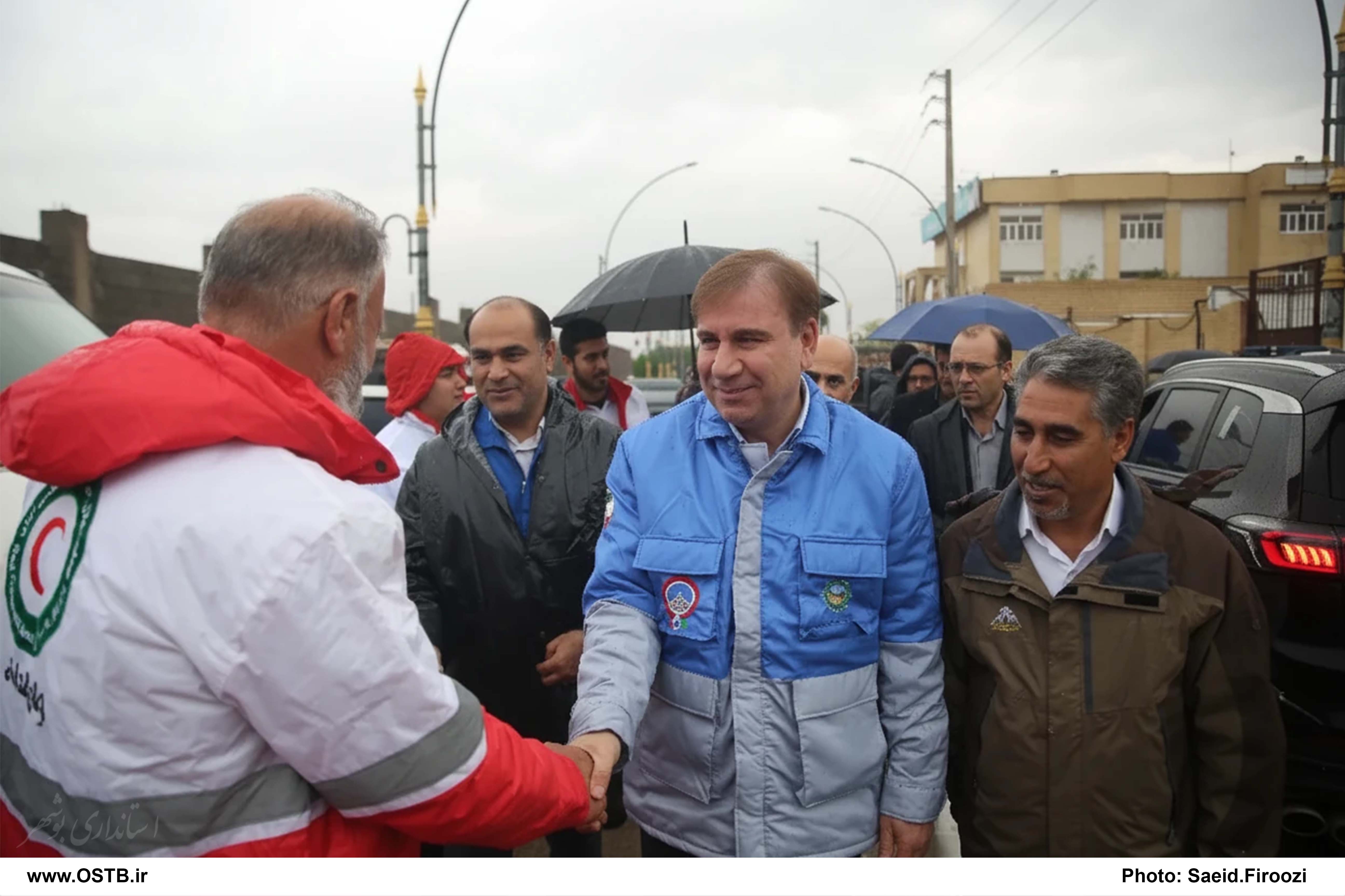 حضور میدانی استاندار بوشهر به همراه مدیران ارشد استان در کنار امدادگران هلال احمر 