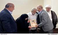 استاندار بوشهر با خانواده ۲ شهید والامقام استان بوشهر دیدار کرد